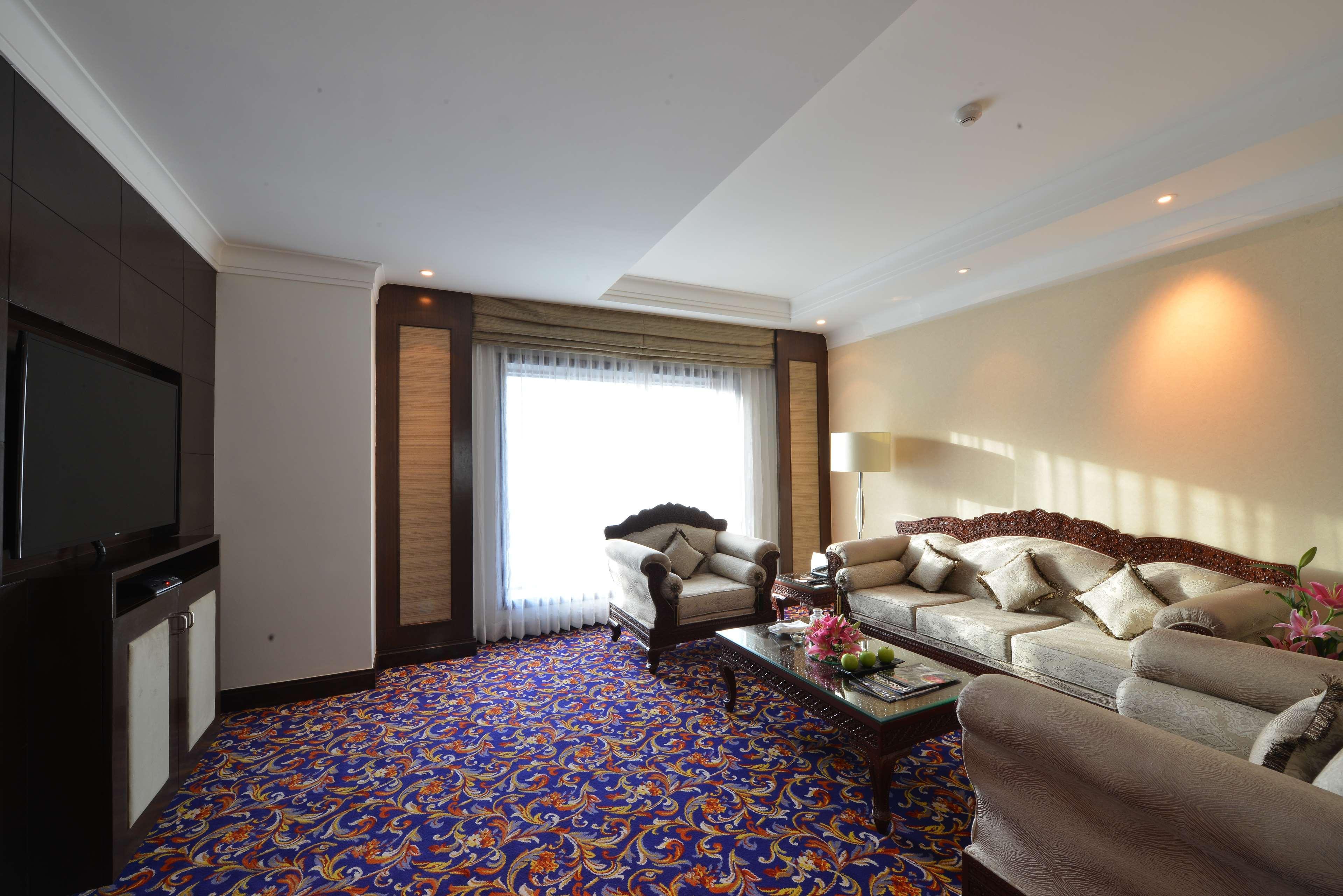 Ramada Plaza Chennai Hotel Exterior photo Living room