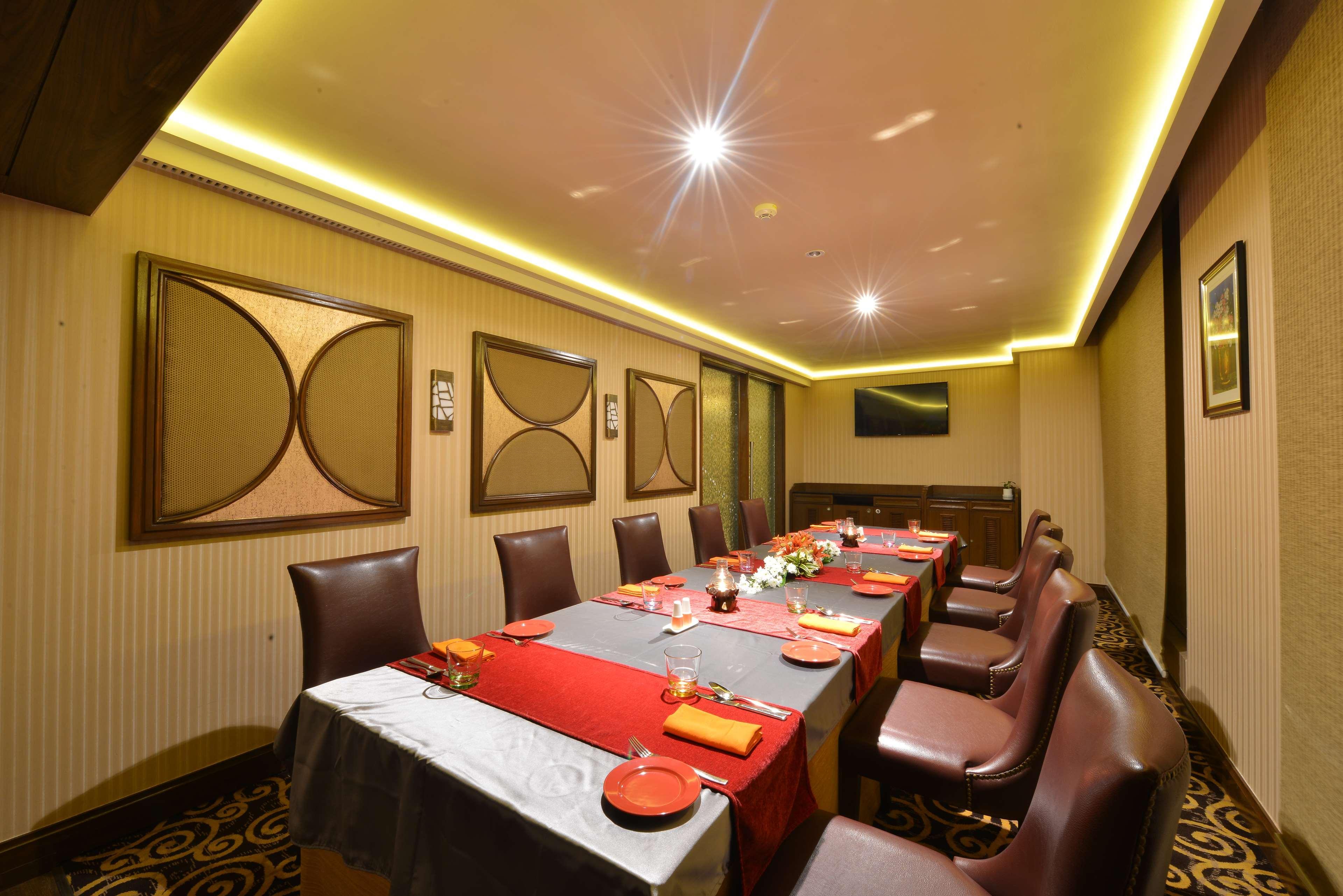 Ramada Plaza Chennai Hotel Exterior photo A private dining room at a hotel