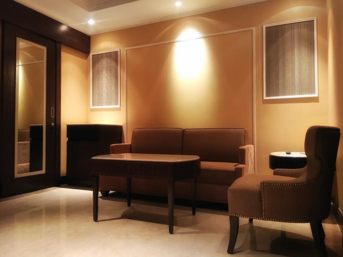 Ramada Plaza Chennai Hotel Exterior photo A living room in a hotel